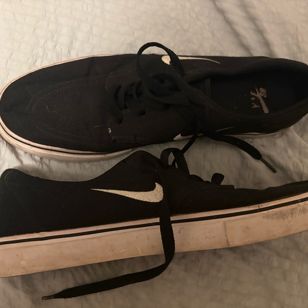 Nike Black and White Sneakers Classic Low-Top Design